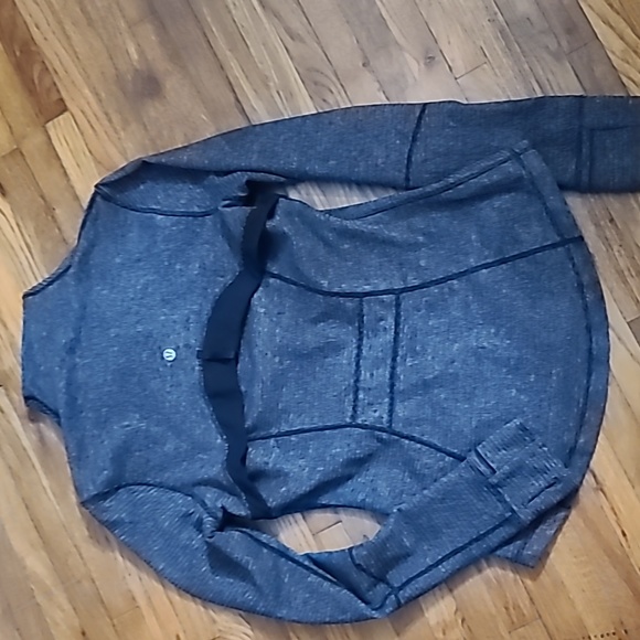 LULULEMON full zip warm up jacket. Size 8 - Picture 3 of 6